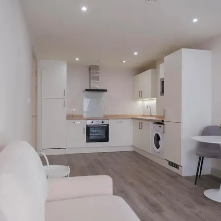 Charming 1-bedroom In Leeds Centre Perfect For Couples Or Solo Travelers Апартаменти Лідс
